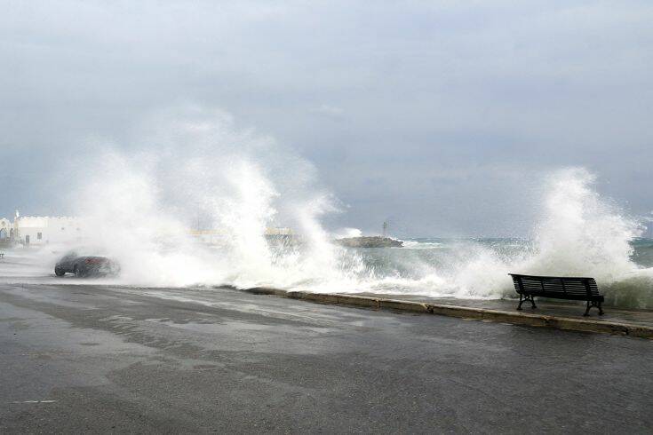 Κακοκαιρία Μήδεια: Δεν μπόρεσε να δέσει στη Μήλο το «Πρέβελης»