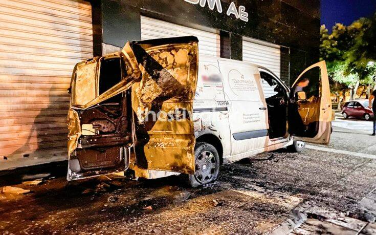 Θεσσαλονίκη: Στις φλόγες τα ξημερώματα ημιφορτηγό εταιρίας καφέ &#8211; Αναστάτωση στη γειτονιά από τους κρότους των ελαστικών