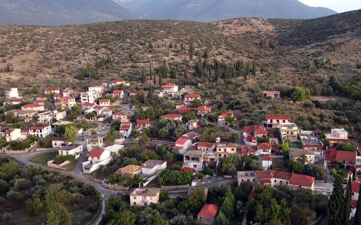 Το χωριό της Φωκίδας που έγινε γνωστό από τον Κώστα Χατζηχρήστο