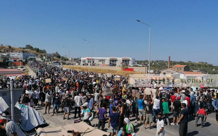 Διαμαρτυρία προσφύγων και μεταναστών στο Καρά Τεπέ: «Θέλουμε να φύγουμε»