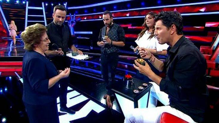 The Voice: H «σούπερ γιαγιά» κέρασε τους coaches και αυτοί τρελάθηκαν μαζί της