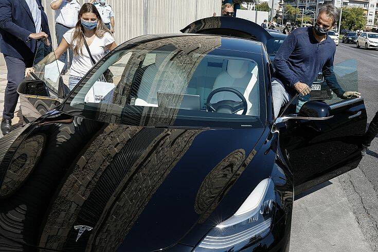 O Κυριάκος Μητσοτάκης αποχωρεί από το ΕΜΣΤ οδηγώντας ένα Tesla