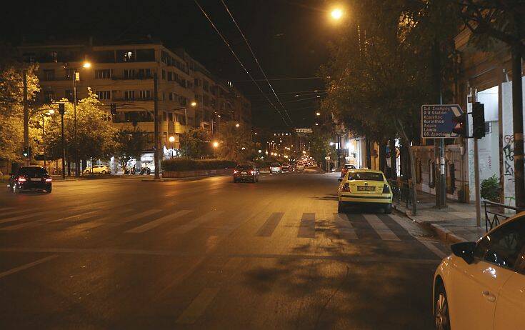 Αθήνα, έρημη πόλη: Φωτογραφίες από την πρώτη νύχτα της απαγόρευσης κυκλοφορίας