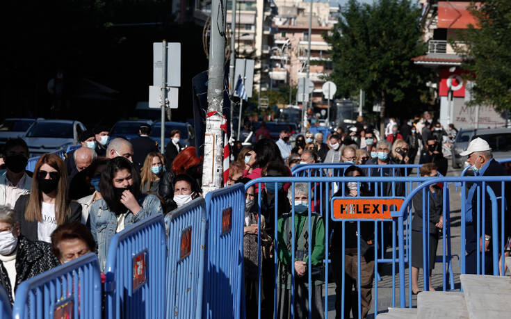 Άγιος Δημήτριος: Ουρές από τους πιστούς στη Θεσσαλονίκη – Δείτε τις εικόνες