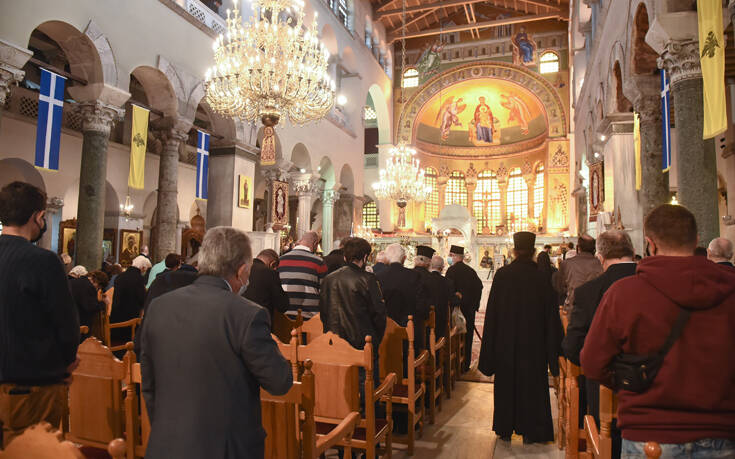 Θεσσαλονίκη: Εισαγγελική παρέμβαση για τον ιερέα που προέτρεπε τους πιστούς να μπουν χωρίς μάσκα στον Άγιο Δημήτριο