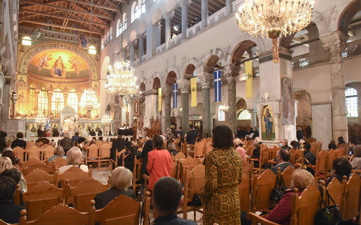 Ιερείς χωρίς μάσκες στον Άγιο Δημήτριο στη Θεσσαλονίκη – Τι λένε οι ίδιοι