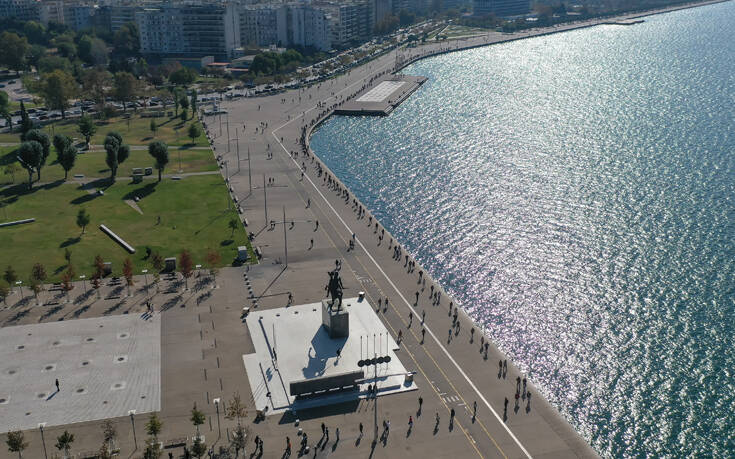 Απίστευτες ουρές στη Θεσσαλονίκη για τα rapid tests – Τι δείχνουν τα πρώτα αποτελέσματα
