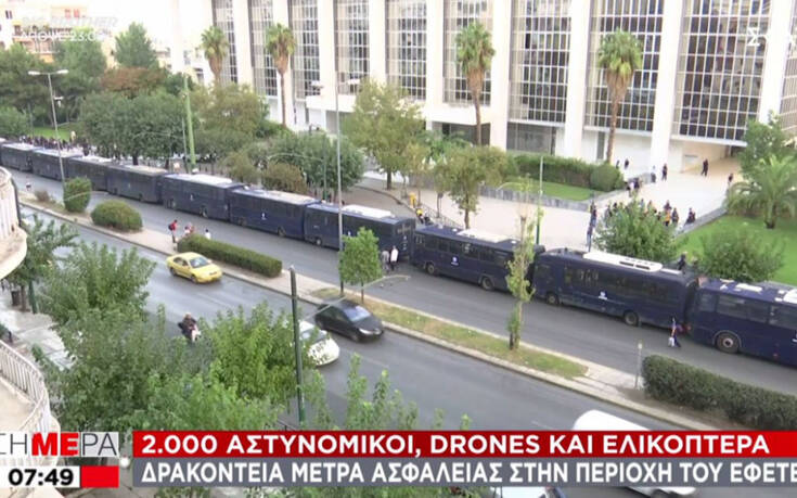 Δίκη Χρυσής Αυγής: Τείχος από κλούβες των ΜΑΤ στο Εφετείο – Άρχισε να συγκεντρώνεται κόσμος