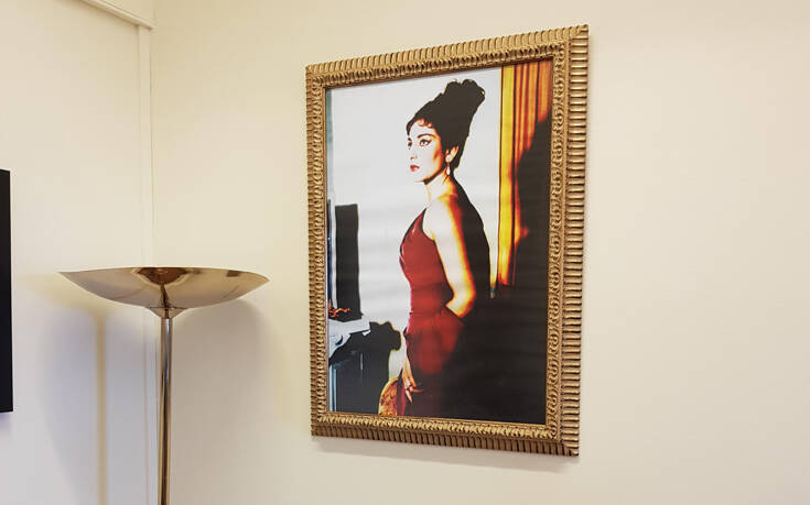 Τεράστιο πορτρέτο της Μαρίας Κάλλας στο γραφείο του Νικήτα Κακλαμάνη