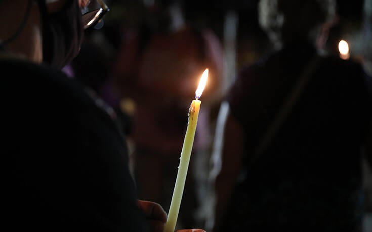 Εκδήλωση στο Σύνταγμα με ένα κερί στο χέρι για τη μνήμη των θυμάτων της Χρυσής Αυγής