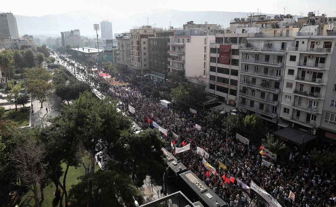 Δίκη Χρυσής Αυγής &#8211; Βροντερό παρών δίνουν οι πολίτες έξω από το Εφετείο: Δείτε τις εικόνες