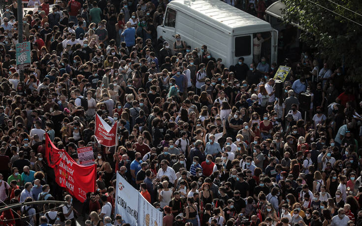 Ενός λεπτού σιγή από τους διαδηλωτές στο Σύνταγμα για τα θύματα του φασισμού στη χώρα από το 1940