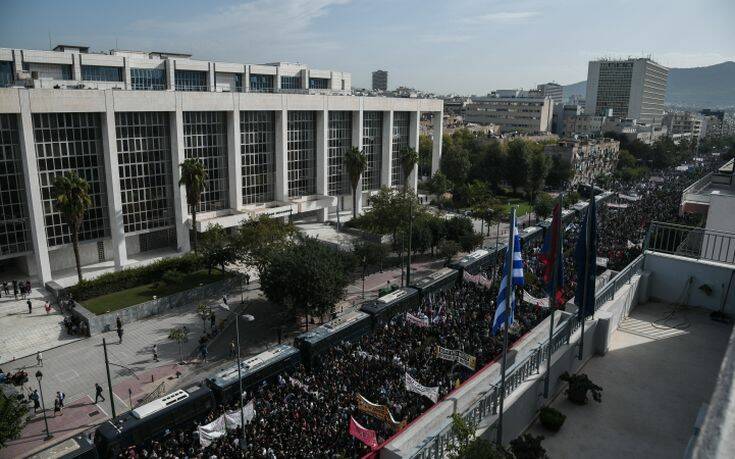 Πάνω από 10.000 κόσμου στους δρόμους έξω και γύρω από το Εφετείο σύμφωνα με τις πρώτες εκτιμήσεις