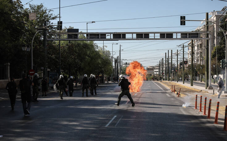 Μητέρα καταγγέλλει ότι ΜΑΤ είπαν σε μαθητές: «Αν βρεθεί οτιδήποτε και οι 4 θα φάτε χαστούκι»