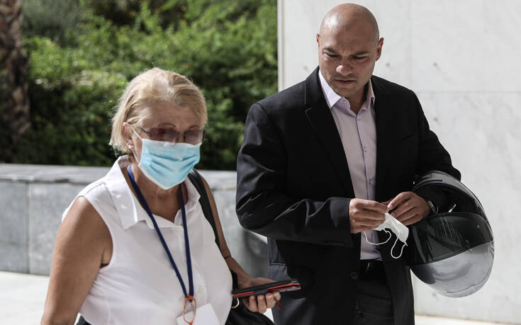 Δίκη Χρυσής Αυγής: Με τη μητέρα του στο δικαστήριο ο Γιώργος Γερμενής – «Εγώ συντηρώ την οικογένεια μου»