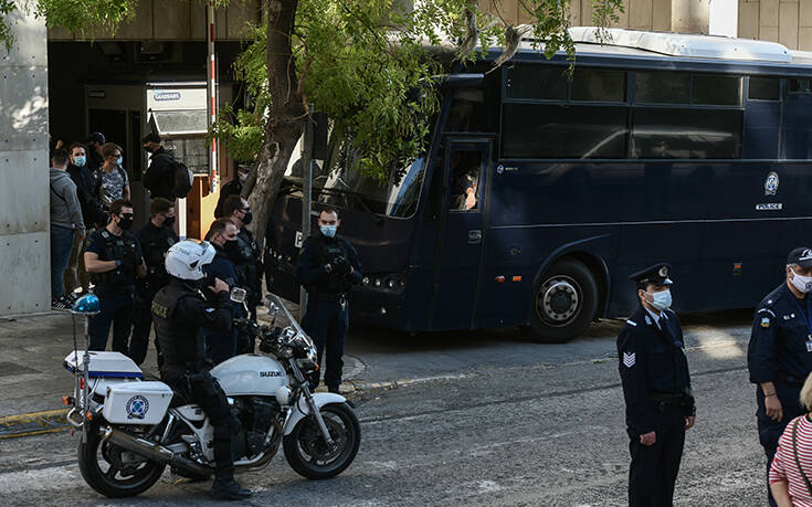 Πληροφορίες ότι Χρυσαυγίτης έπαθε κρίση πανικού και άρχισε να χτυπιέται μέσα στην κλούβα