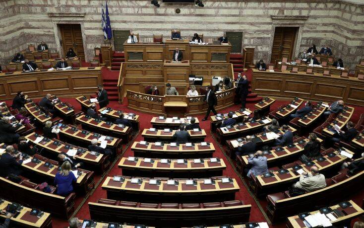 Έντονη αντιπαράθεση στη βουλή με τις δαπάνες της Υγείας στο επίκεντρο