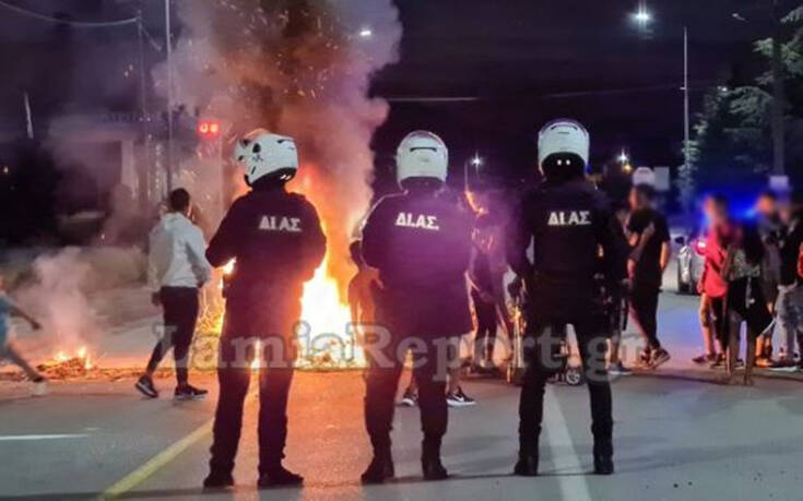 Αντιδράσεις Ρομά στη Λαμία για τη δολοφονία του 18χρονου – Έκλεισαν δρόμους καίγοντας λάστιχα