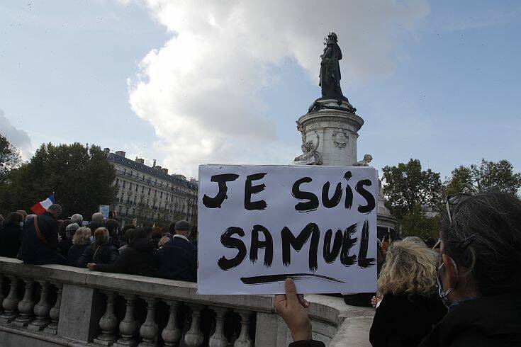 Γαλλία: Χιλιάδες πολίτες αποτίουν φόρο τιμής στην μνήμη του Σαμουέλ Πατί σε ολόκληρη τη χώρα