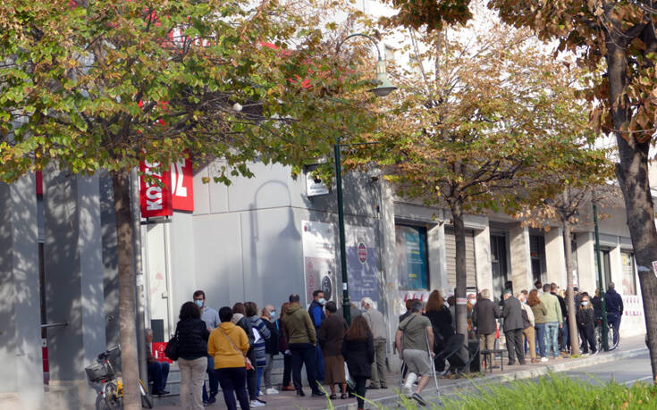 Lockdown με ουρές στη Λάρισα – Η εικόνα της πόλης που σήμερα πέρασε στο επίπεδο 4