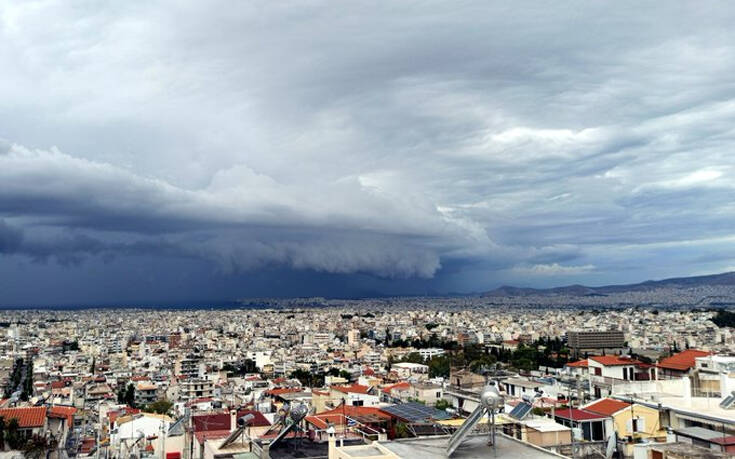 Καιρός: Το shelf cloud στην Αθήνα και άλλα εντυπωσιακά φαινόμενα από την κακοκαιρία Κίρκη