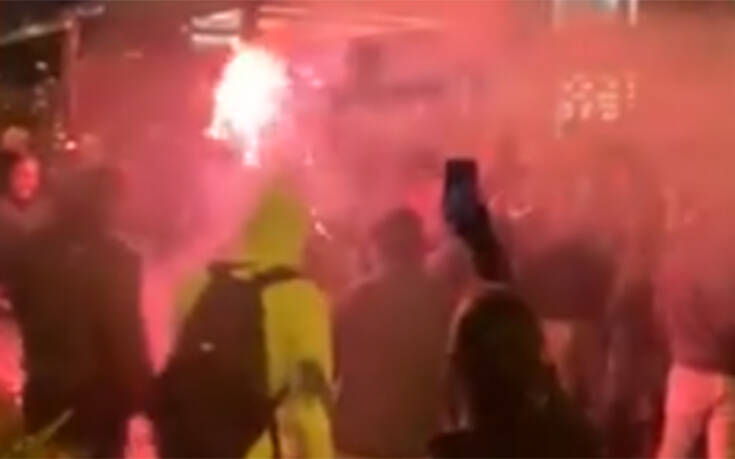 Οπαδοί της ΑΕΚ με καπνογόνα και συνθήματα στο ξενοδοχείο της Μαρσέιγ &#8211; Αποθέωσαν τους Γάλλους πριν το ματς με τον Ολυμπιακό