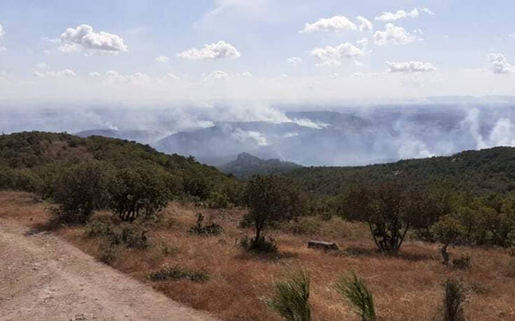 Μαίνεται για δεύτερη ημέρα η φωτιά στον Έβρο