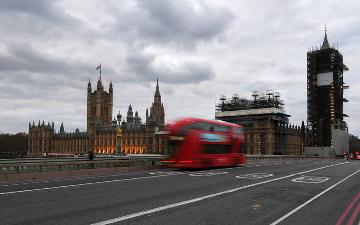 Πιο κοντά στο lockdown το Λονδίνο: Έρχονται νέα αυστηρότερα μέτρα
