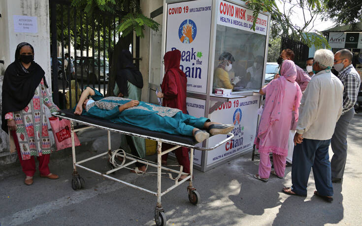 Η υγειονομική κρίση κορυφώνεται στην Ινδία, αλλά η κυβέρνηση χαλαρώνει τα μέτρα