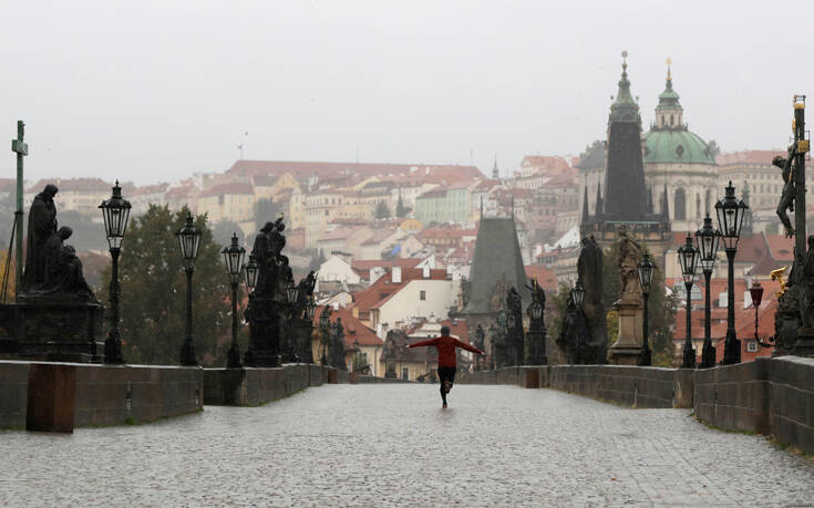Στο «κόκκινο» ο κορονοϊός στην Τσεχία: Νέο ρεκόρ ημερησίων κρουσμάτων, 16.939 νέα σε 24 ώρες