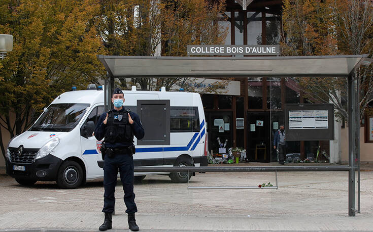 Άνδρας με μαχαίρι προσπάθησε να επιτεθεί σε αστυνομικούς στο Παρίσι
