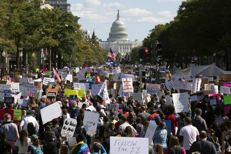 Χιλιάδες γυναίκες διαδήλωσαν κατά της επιλογής του Τραμπ για το Ανώτατο Δικαστήριο