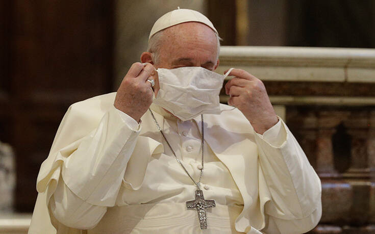 Ο πάπας Φραγκίσκος φόρεσε μάσκα για πρώτη φορά σε δημόσια εκδήλωση