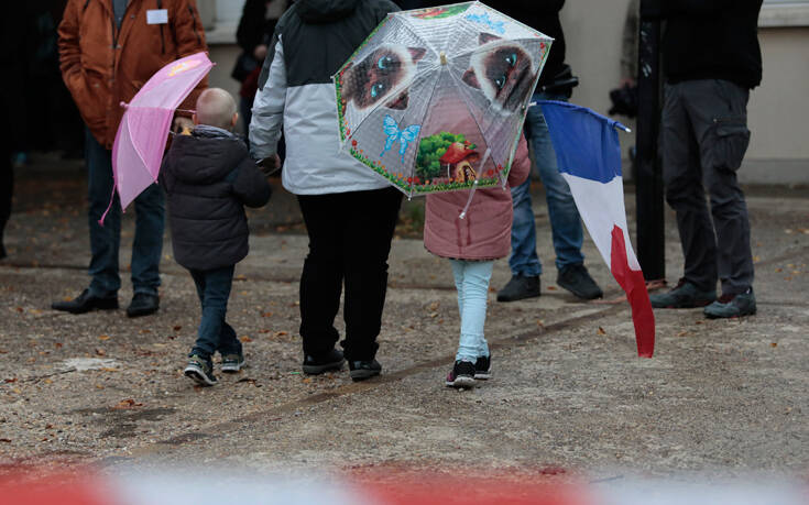 Η Γαλλία τιμά τον καθηγητή που αποφυλακίστηκε &#8211; «Ορφανό πολέμου» ο 5χρονος γιός του