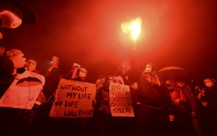 Διαδηλώσεις οργής στην Πολωνία κατά της σχεδόν πλήρους απαγόρευσης της άμβλωσης