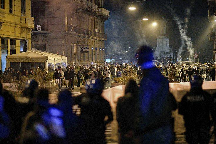 Πανδημία και δακρυγόνα στη Νάπολη – Σενάρια για ανάμειξη της Ακροδεξιάς, αλλά και της Μαφίας