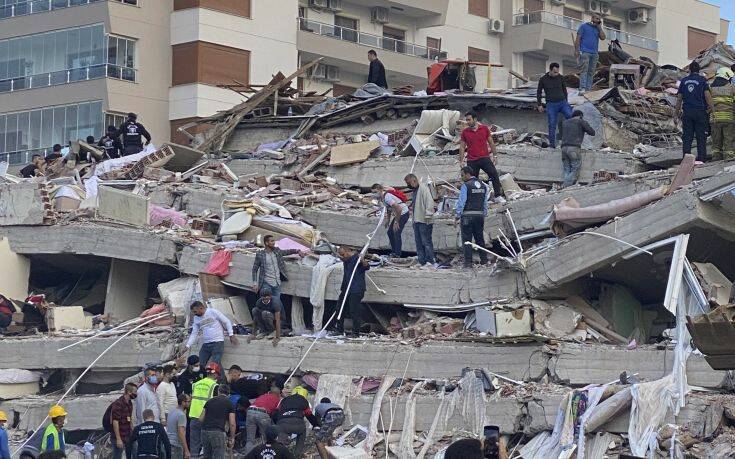 Φονικός σεισμός στη Σμύρνη: Τουλάχιστον 24 νεκροί και πάνω από 800 τραυματίες