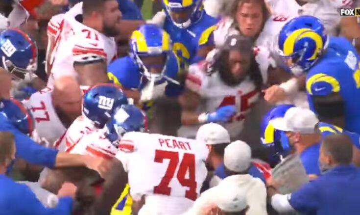 Πολύ ξύλο σε αγώνα NFL για έναν χωρισμό – Μαλλιά κουβάρια οι παίκτες στη μέση του γηπέδου