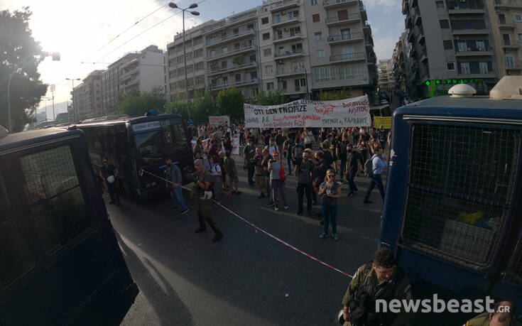 Δίκη Χρυσής Αυγής: Σε εξέλιξη η αντιφασιστική συγκέντρωση στο Εφετείο &#8211; Αλά Πολυτεχνείο ο φραγμός των ΜΑΤ