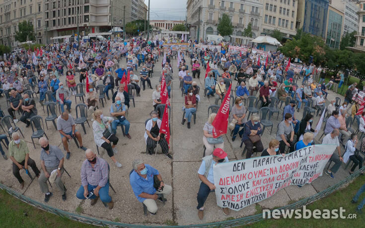 Η ξεχωριστή συγκέντρωση συνταξιούχων στο κέντρο της Αθήνας: Σε καρέκλες, με αποστάσεις και με μάσκες