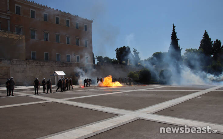 Ένταση και μολότοφ στο πανεκπαιδευτικό συλλαλητήριο έξω από τη Βουλή