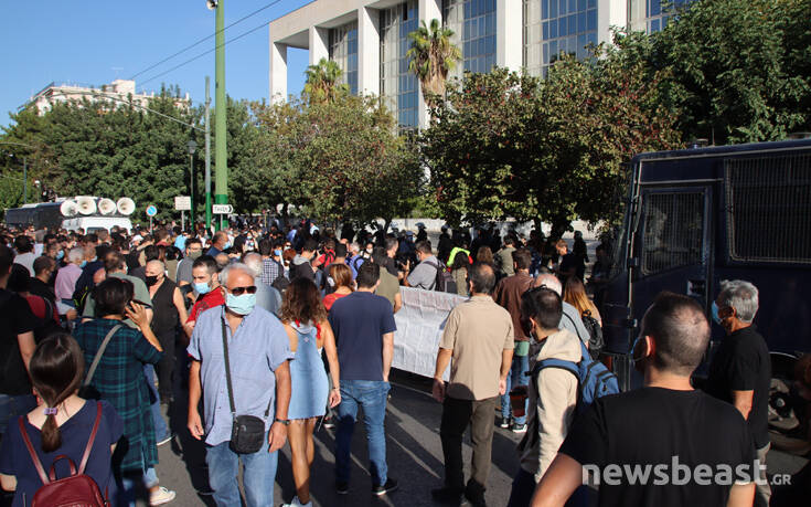 Δίκη Χρυσής Αυγής: Χειροκροτήματα για την απόφαση μη αναγνώρισης ελαφρυντικών