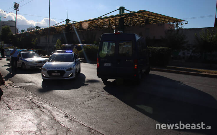 Δίκη Χρυσής Αυγής: Απομακρύνθηκαν με βανάκι της Αστυνομίας οι υποστηρικτές του Γιάννη Λαγού