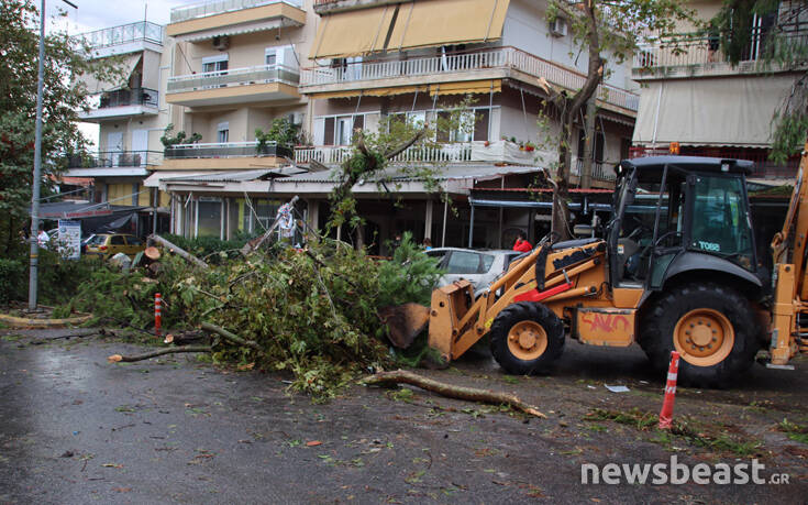 Νέο Ηράκλειο: Τρεις τραυματίες από την κακοκαιρία &#8211; Μία 69χρονη στη ΜΕΘ