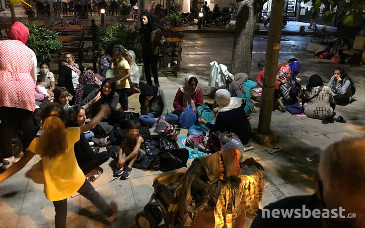 Εικόνες συνωστισμού στην πλατεία Βικτωρίας – Ανησυχία για την εξάπλωση του κορονοϊού σε πρόσφυγες και μετανάστες