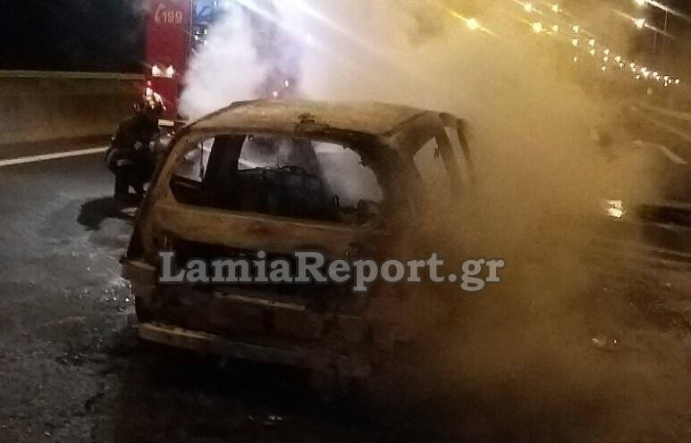 Αυτοκίνητο λαμπάδιασε έξω από τη Λαμία – Οι επιβάτες του βγήκαν έγκαιρα