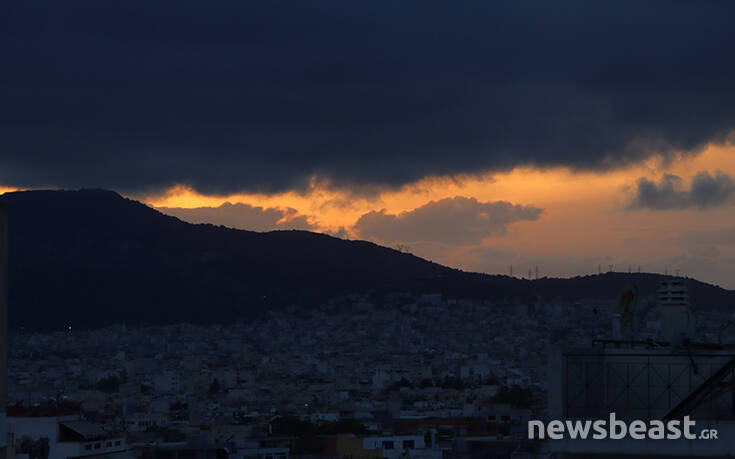 Πλησιάζει η κακοκαιρία – Δείτε τις ατμοσφαιρικές εικόνες από τον ουρανό της Αττικής