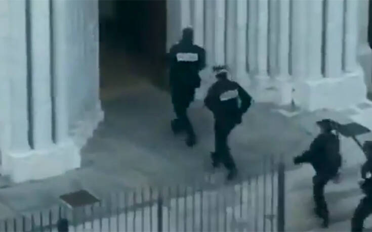Επίθεση στη Νίκαια: Η στιγμή που η Αστυνομία μπαίνει στην εκκλησία Νοτρ Νταμ – Μεταβαίνει στην πόλη ο Μακρόν