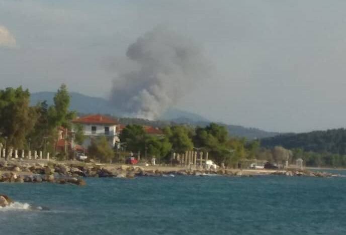 Συνεχίζει να καίει για δεύτερη ημέρα η φωτιά στη Σιθωνία Χαλκιδικής