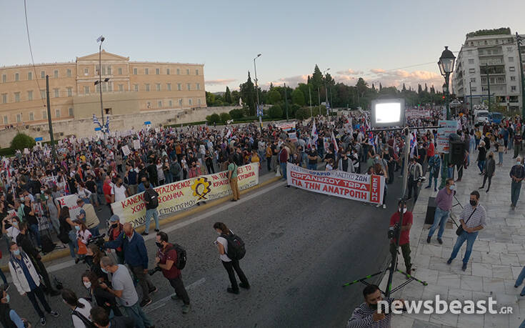 Συλλαλητήριο του ΠΑΜΕ στο Σύνταγμα με αίτημα την προστασία της δημόσιας υγείας και τη διατήρηση των εργασιακών δικαιωμάτων